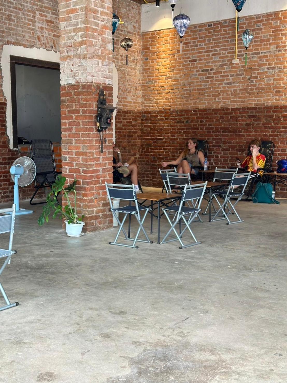 Via Thakhek Hostel & Cafe מראה חיצוני תמונה