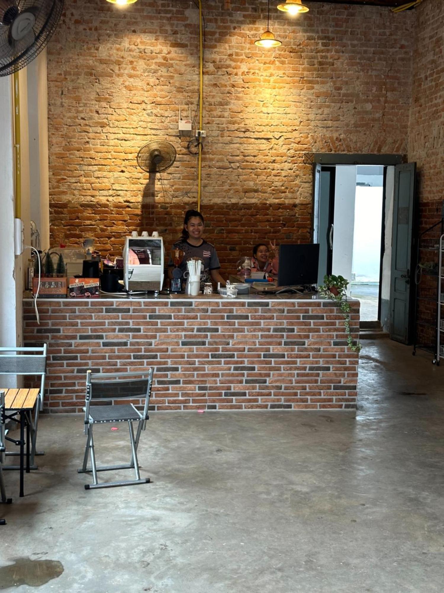 Via Thakhek Hostel & Cafe מראה חיצוני תמונה